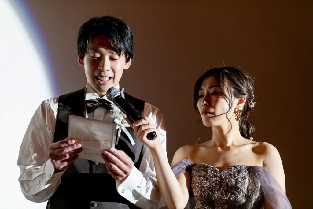 軽井沢での結婚式を締めくくる、感謝の手紙の朗読。スポットライトの中、溢れる思いを伝える感動の瞬間です。家族の絆を深める披露宴を。