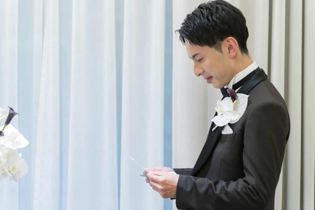 新婦様への感謝を込めた手紙に、新郎も思わず感極まる。大切な家族の絆が深まる瞬間を、アネーリ軽井沢は大切に演出します。心に残るリゾートウェディングを。