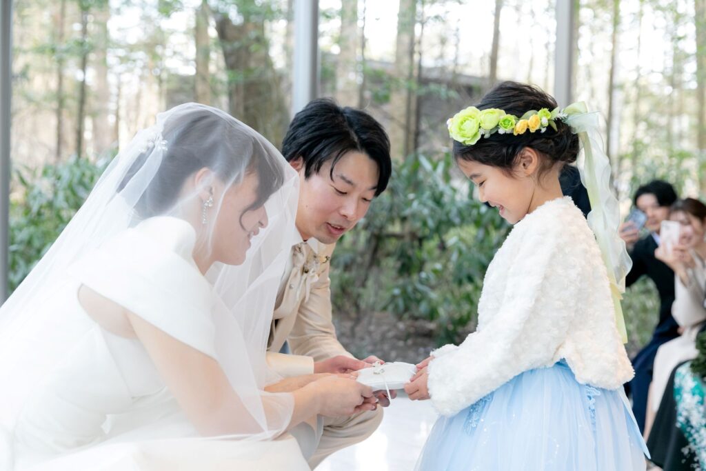 リングガールやリングボーイなど、お子様ゲストの可愛らしい演出は、アットホームな結婚式に華を添えます。軽井沢で大切なゲストと共に温かい挙式を。