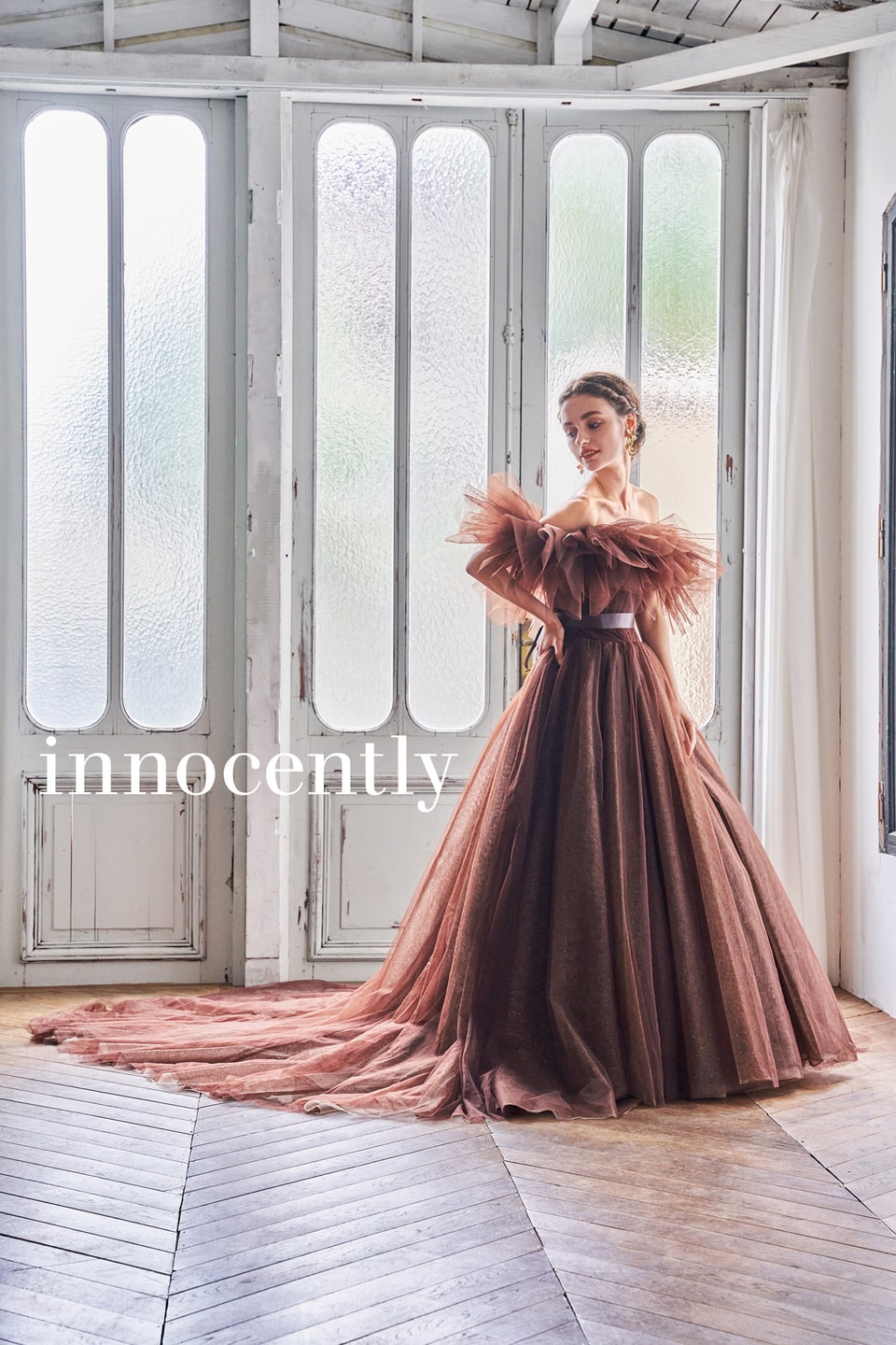 アネーリ軽井沢提携イノセントリーのテラコッタブラウン系カラードレス。オフショルダーのビッグフリルとグリッターが輝くチュールスカートが華やか。秋の軽井沢やクラシカルな会場でのお色直しに最適なプリンセスライン。