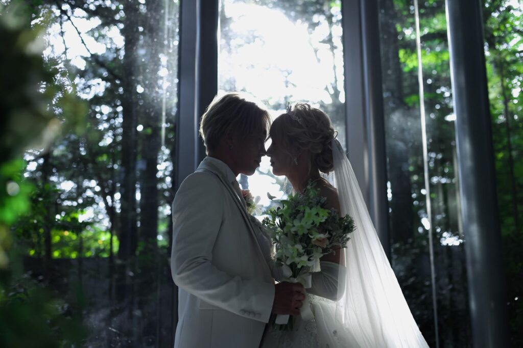 想い出の場所が、誓いの場に。プロポーズを迎えたチャペルで、数ヶ月後にも結婚式を挙げることができる特別な体験。アネーリ軽井沢が、二人の物語を始めます。