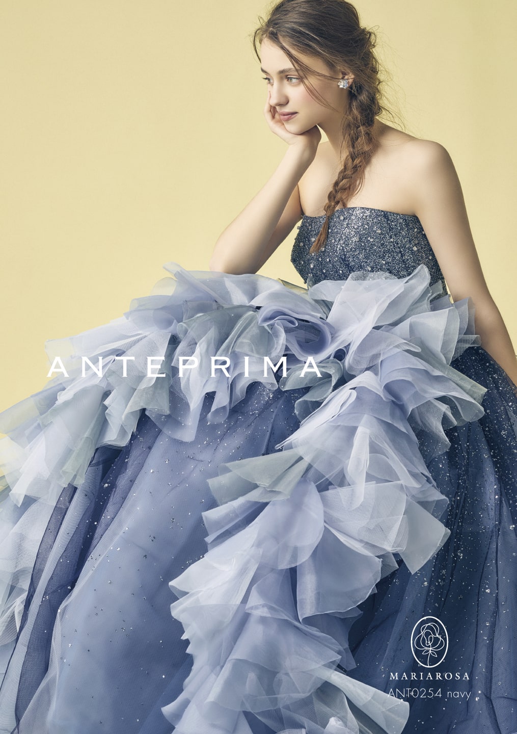アネーリ軽井沢提携。ANTERPRIMA (アンテプリマ) × MARIAROSA のネイビーカラードレス (品番: ANT0254) のアップ。ビスチェとスカートに散りばめられたグリッターと、立体的なラッフルフリルが特徴。軽井沢でのナイトウェディングやお色直しで、大人っぽくクールな雰囲気を演出する主役級の1着。