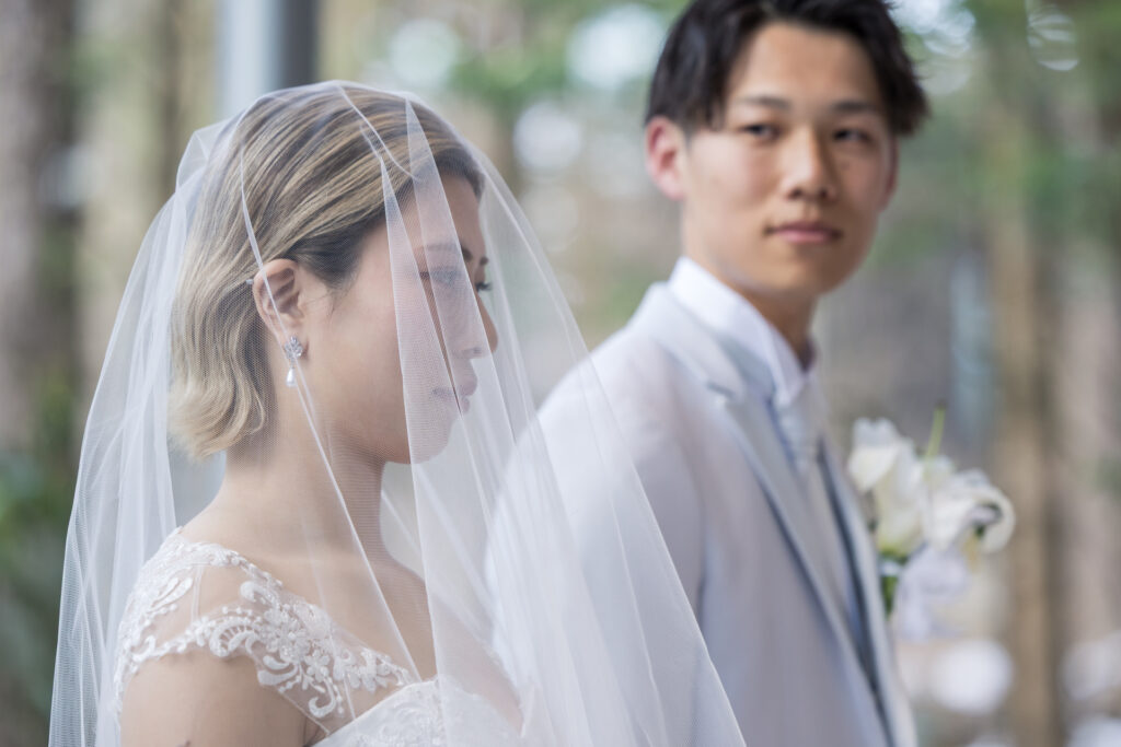 緑に包まれたチャペルでゲストの見守る中、永遠を誓う二人。誓いの言葉の瞬間は感動で胸がいっぱいに。
