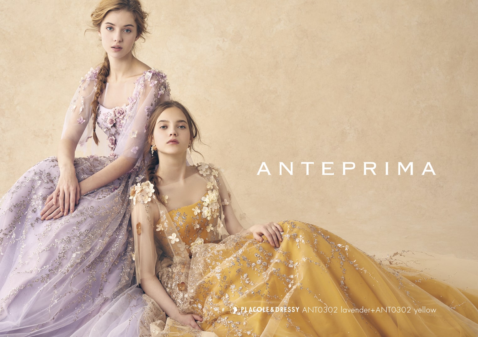 アネーリ軽井沢提携。ANTERPRIMA (アンテプリマ) のカラードレス (品番: ANT0302/ラベンダー&イエロー)。3Dフラワーとグリッターが幻想的なプリンセスラインで、お色直しや友人との撮影に人気。軽井沢の自然光に映えるパステルカラーで、春夏のウェディングにおすすめ。