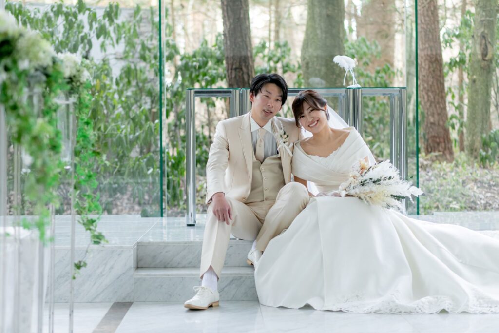 軽井沢の森の緑と自然光に包まれたガラス張りのチャペル。おふたりがリラックスして撮影できるこの場所は、リゾート感あふれる結婚式を望むカップルに人気です。