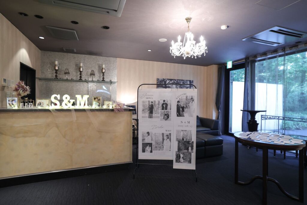 お二人らしさが光るウェルカムスペース。軽井沢の光が差し込む上質な空間で、ゲストをあたたかくお迎えします。思い出の写真やアイテムで、特別なおもてなしを。