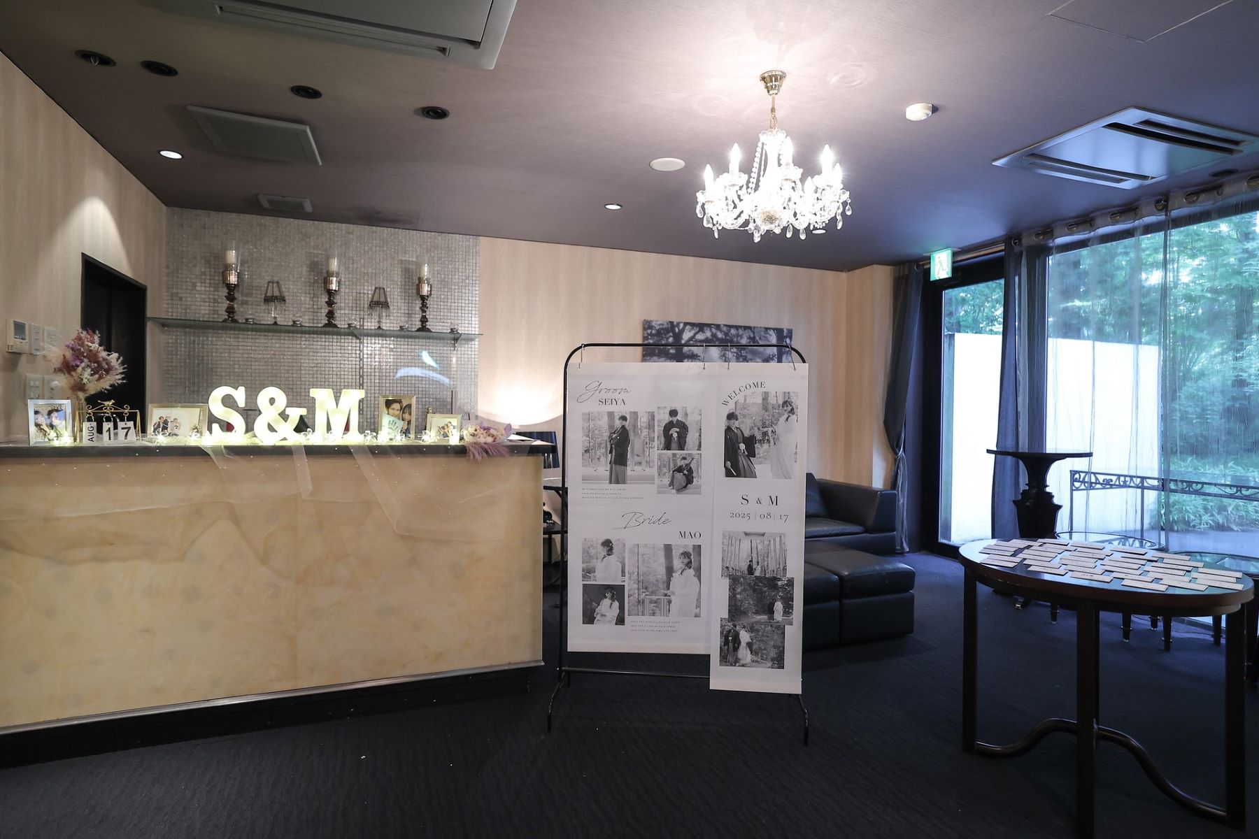 お二人らしさが光るウェルカムスペース。軽井沢の光が差し込む上質な空間で、ゲストをあたたかくお迎えします。思い出の写真やアイテムで、特別なおもてなしを。