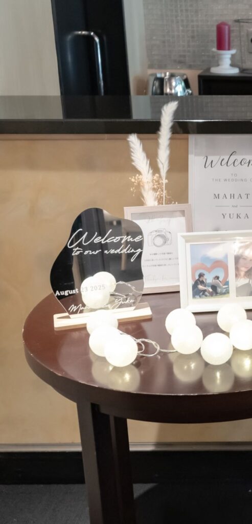 モダンでスタイリッシュなウェルカムミラー。日付とお二人のサインを入れたオリジナルの鏡が、ゲストを華やかにお迎えします。アネーリ軽井沢での特別な一日に、洗練されたおもてなしを。