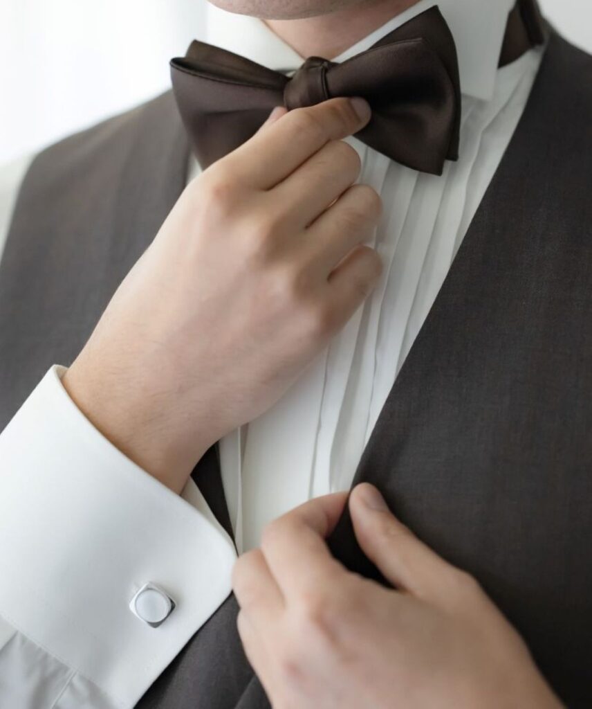 シャツの袖口をエレガントに飾る「カフスボタン」。結婚式の誓いのシーンや乾杯など、手元に視線が集まる瞬間を、その上品な輝きで一層美しく彩ります。