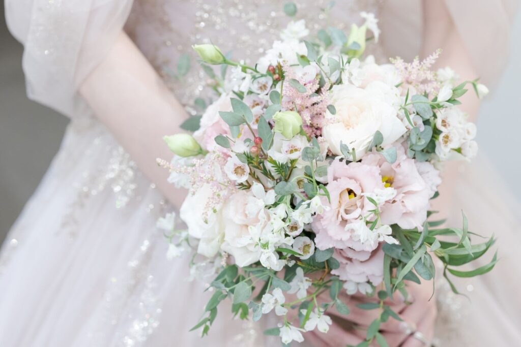 花嫁のブーケは、軽井沢の自然に合うナチュラルな色合いで。ウエディングドレスに合わせてトータルコーディネートをご提案。アネーリ軽井沢で上質な結婚式を。