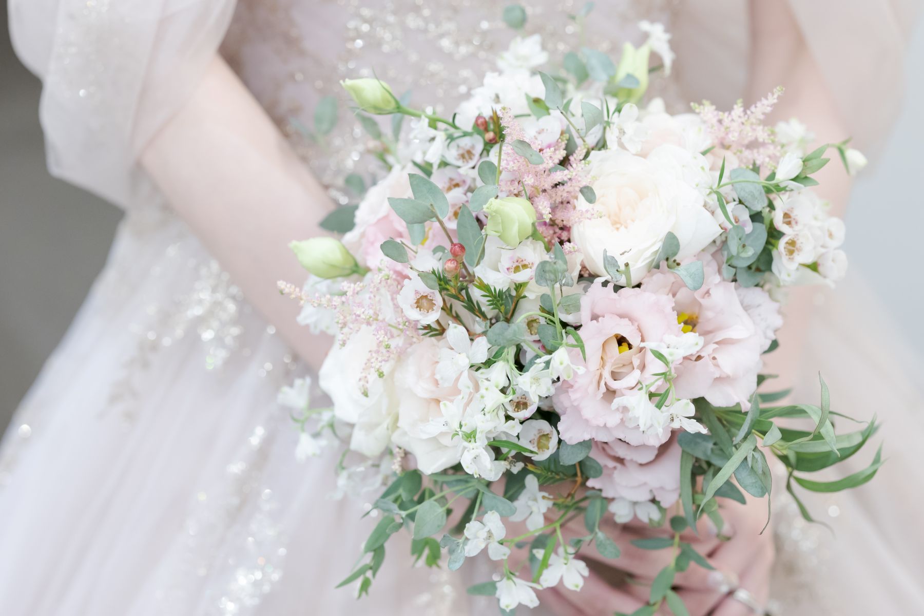 花嫁のブーケは、軽井沢の自然に合うナチュラルな色合いで。ウエディングドレスに合わせてトータルコーディネートをご提案。アネーリ軽井沢で上質な結婚式を。