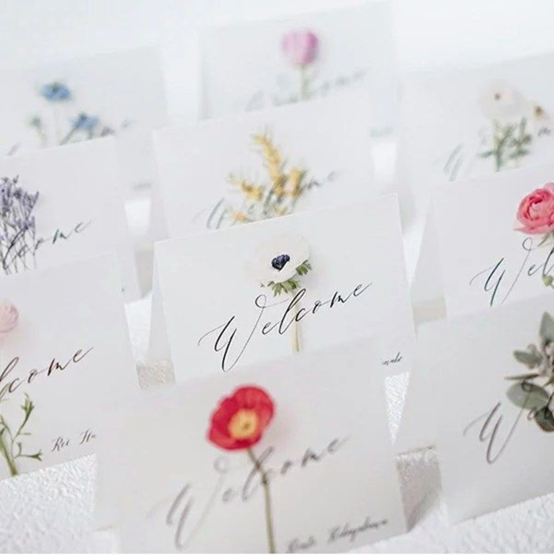 軽井沢の森と調和する「ナチュラル」な席札をご提案。葉っぱや小枝を模したデザイン、またはウッドプレートに名前を刻む席札は、会場の雰囲気を格上げし、ゲストへの記念品として喜ばれます。