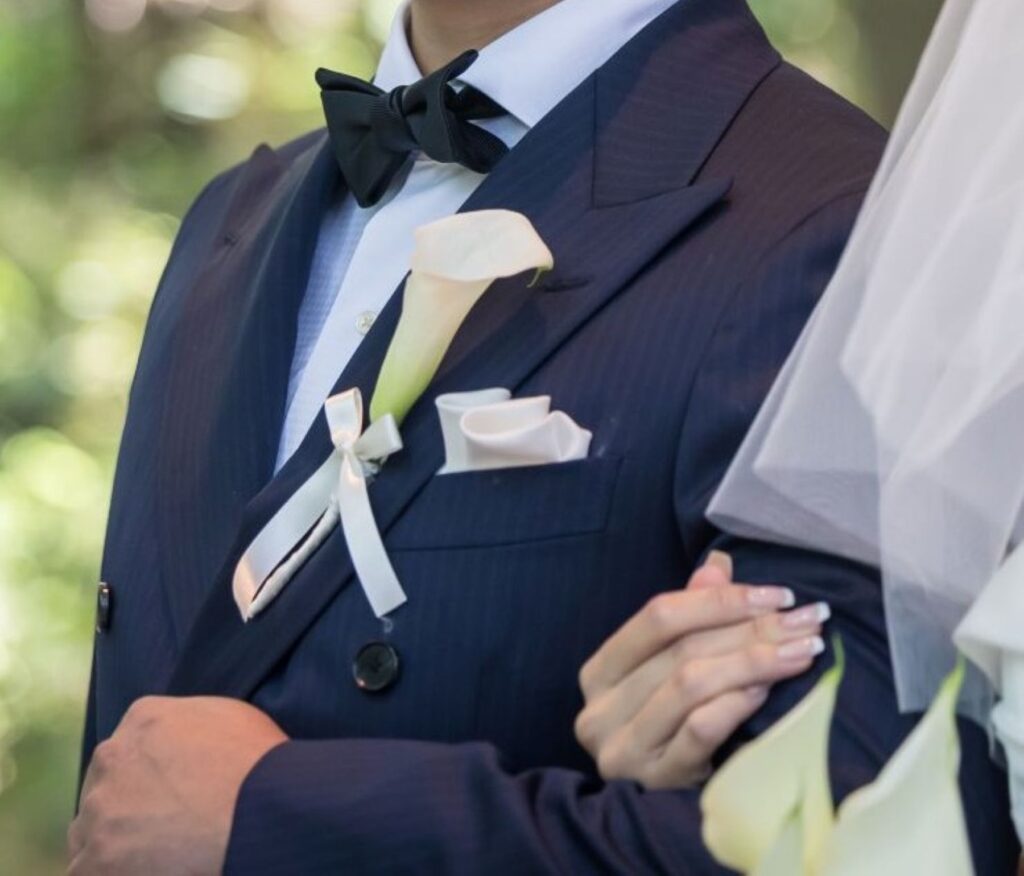 軽井沢のナチュラルな雰囲気に合わせたブートニア。グリーンを多めに使用した清潔感のあるデザインが、新郎様の衣装を洗練させ、爽やかでおしゃれな印象を与えます。