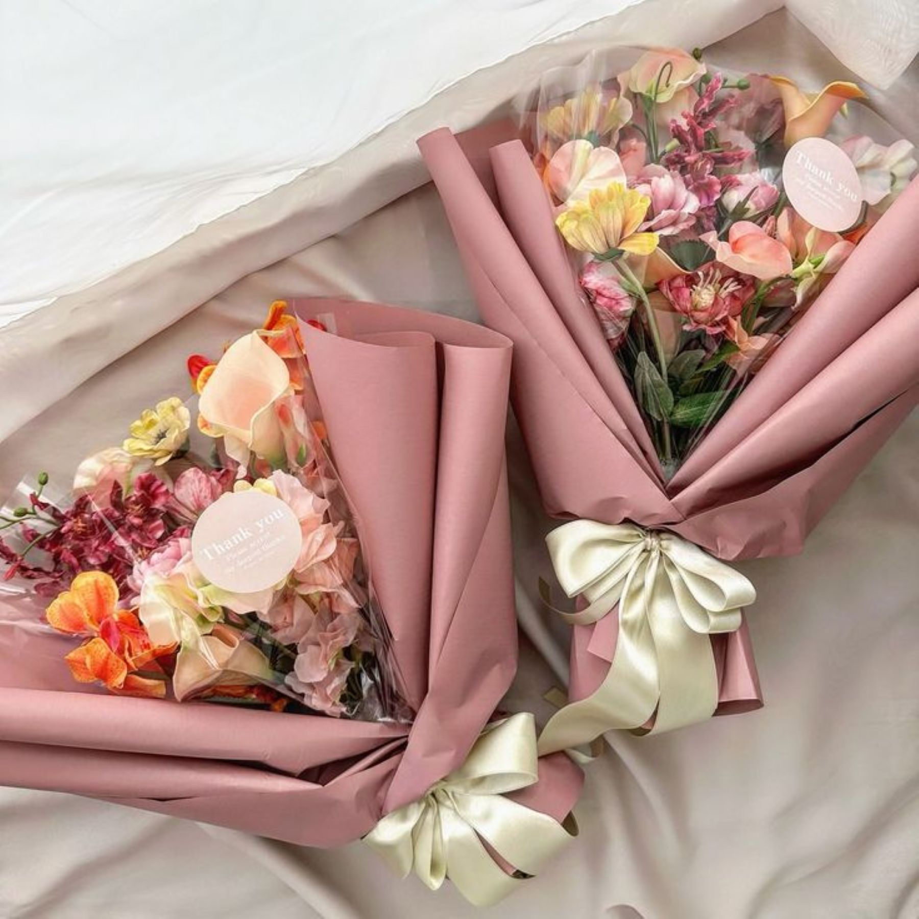 両親への贈呈品は感謝を伝える大切な形。軽井沢の会場で、生まれてからの日数を刻んだ記念品を贈ります。