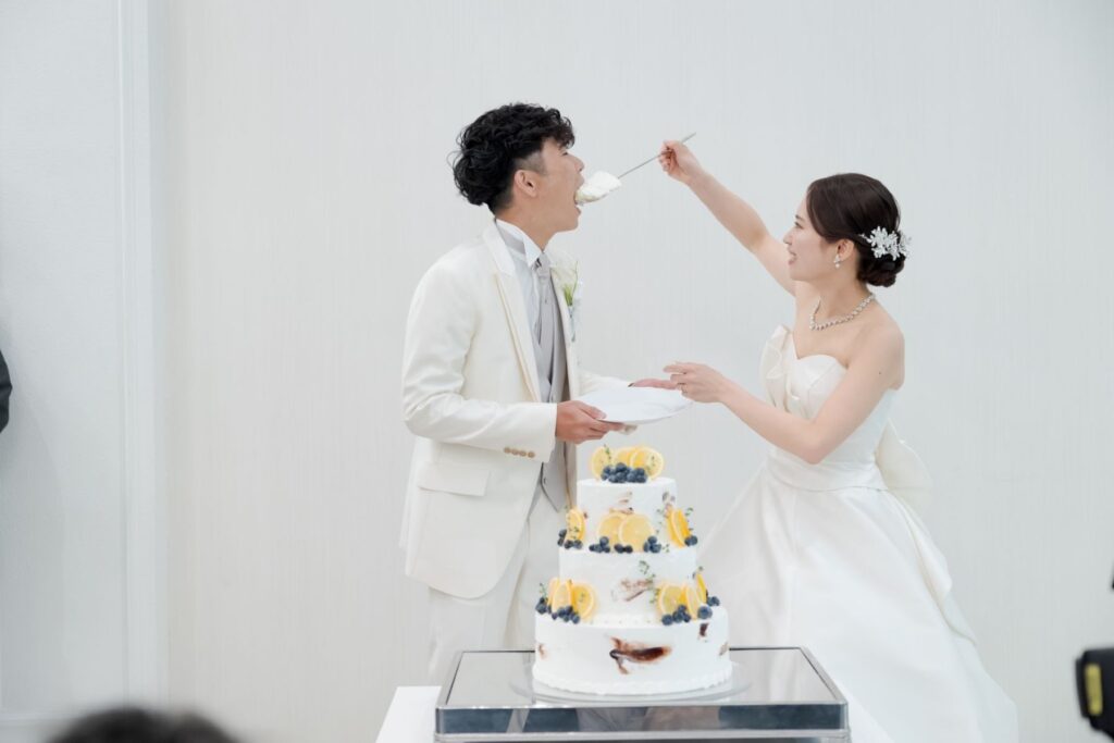 軽井沢の非日常な空間で、遊び心溢れる演出を!特大スプーンや趣味にちなんだファーストバイトの変わり種は、最高の写真映えを約束します。