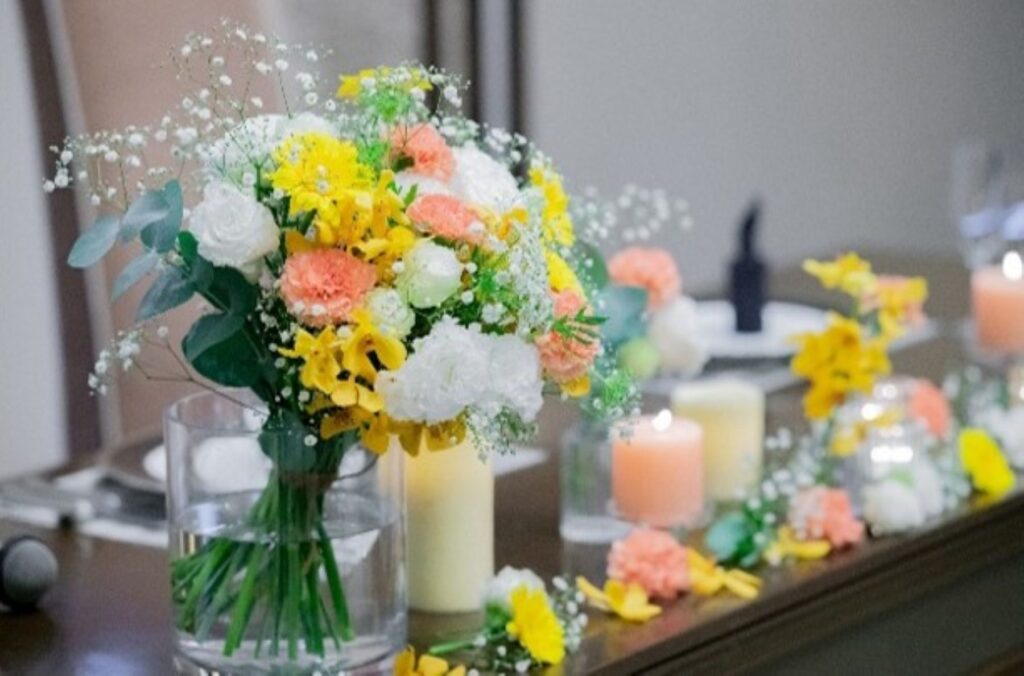 結婚式を彩る装花、基本ガイド。挙式(祭壇・バージンロードなど)と披露宴(メイン・ゲスト・ケーキなど)の装花の種類と、それぞれの役割を場所別に紹介します。