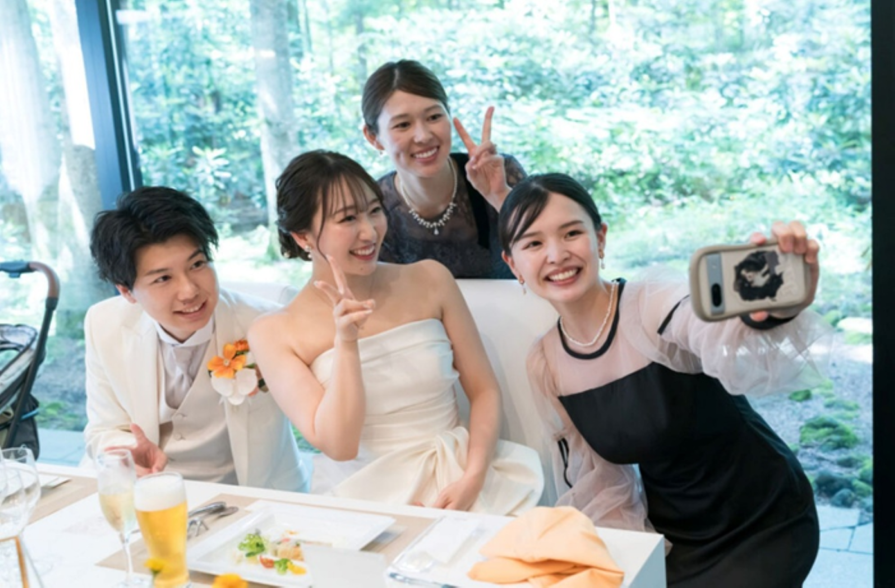 緑に囲まれた自然光溢れる空間で、大切な人たちと過ごすアットホームな少人数ウェディング。心温まる笑顔溢れるひとときを。