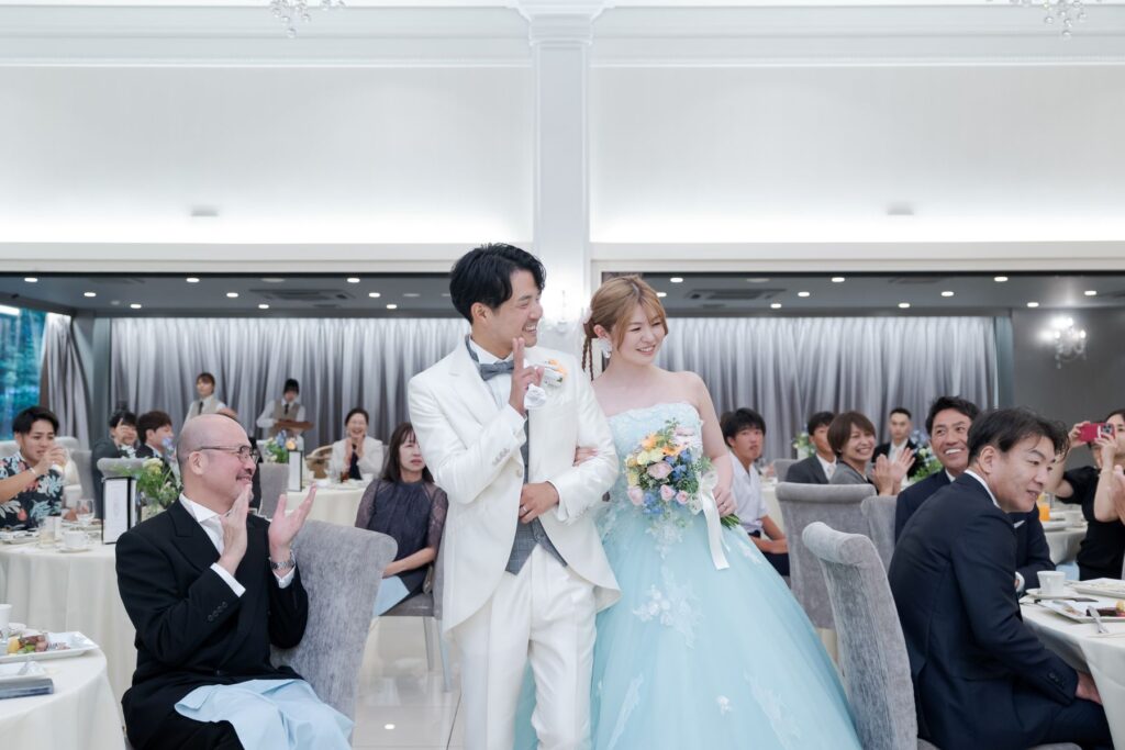 お色直し後の再入場は、ゲストの笑顔と拍手に包まれる最高の瞬間。階段入場やガーデンからのサプライズ等、貸切邸宅だから叶う自由な再入場演出で会場を沸かせます。