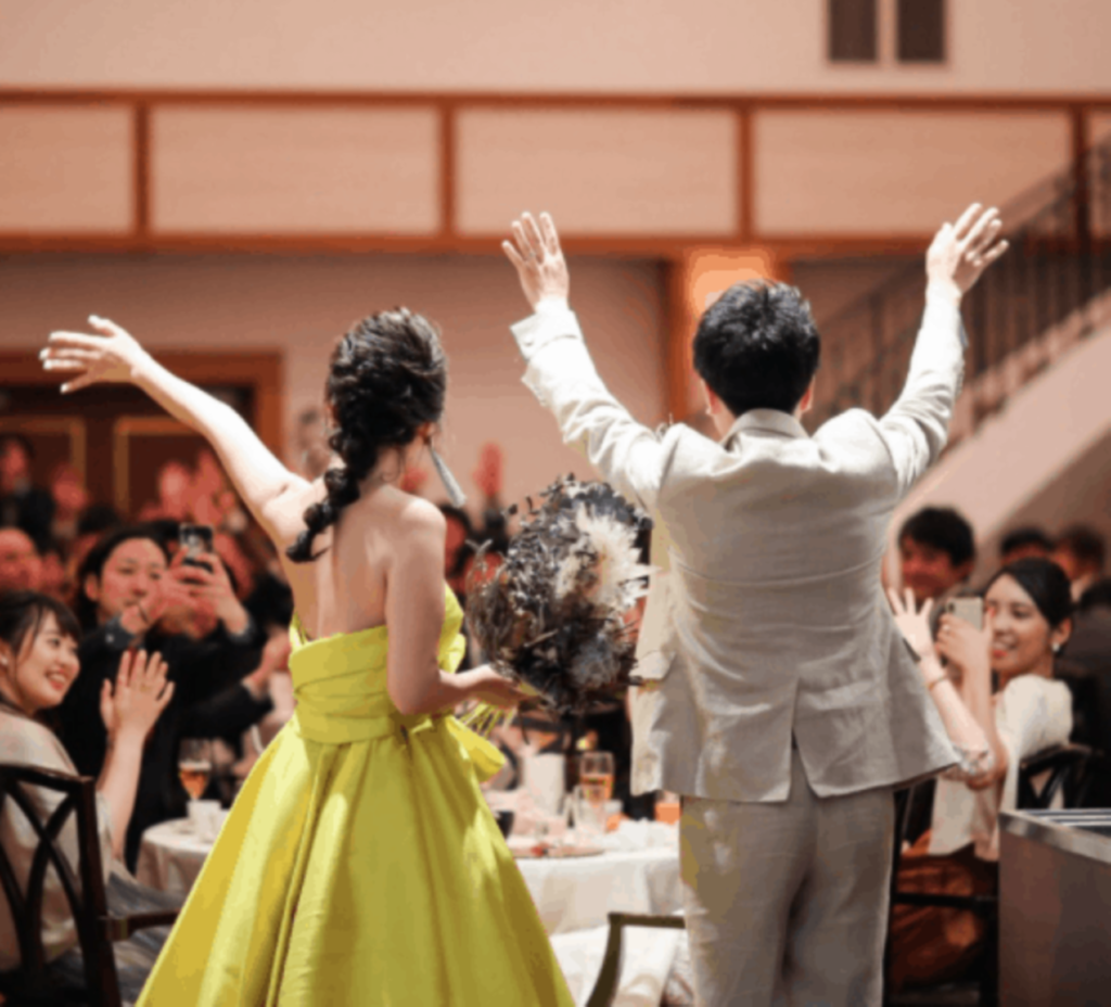 ゲストの笑顔と歓声に包まれた温かな披露宴シーン。大切な結婚式のひとときが、一生の思い出として心に刻まれます。