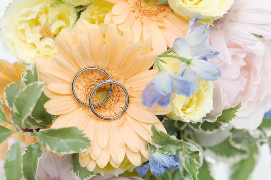 永遠の愛を誓うマリッジリングは、特別なブーケと一緒に。お二人の門出を祝う一輪一輪に、軽井沢の豊かな自然の祝福を込めた、アートなリングフォトを残します。