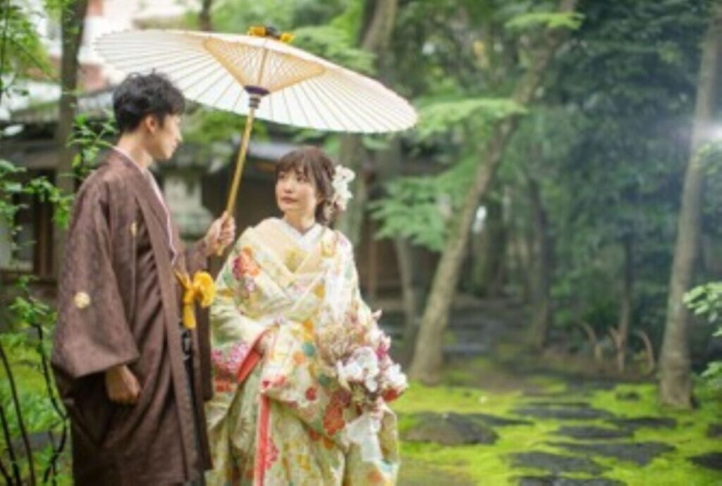 軽井沢の緑に映える和装フォト。和傘と色打掛で、しっとり和婚の夢を叶えます。アネーリ軽井沢は、洋装も和装も最高の舞台をご提供。