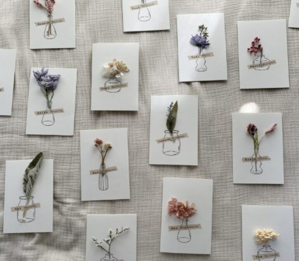 軽井沢の森の恵みをテーブルに。ドライフラワーを添えた席札タグは、自然な雰囲気を演出するだけでなく、ゲストが「想い出として持ち帰れる」最高の記念品になります。帰宅後も飾れる心温まるおもてなしです。