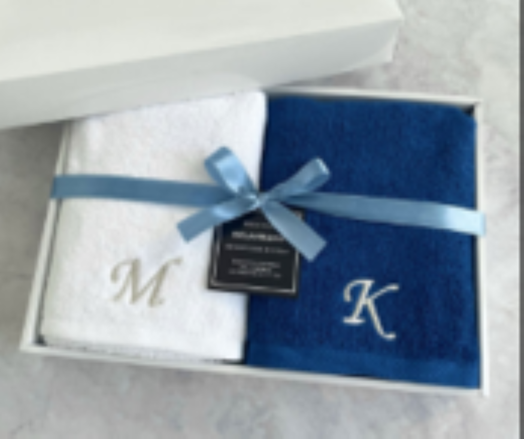 タオルギフトは「包装」も大切なおもてなしです。木箱や重厚な桐箱に納められた高級タオルは、開ける瞬間から特別感があり、目上の方への丁寧なお返しとしてふさわしい品格を保ちます。