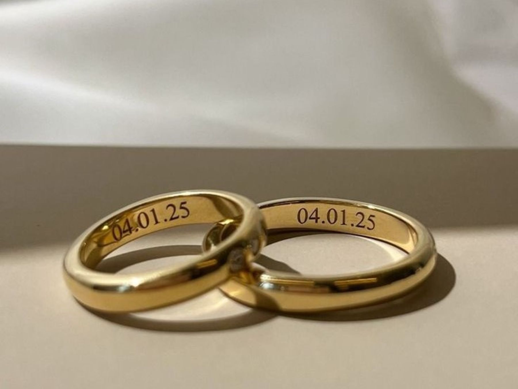 永遠の愛を誓う結婚指輪に、記念日を刻んで一生モノの宝物に。刻印は日付やイニシャル、メッセージなどアイディアは無限大です。アネーリ軽井沢で、お二人の愛の証を形にするマリッジリング選びを。