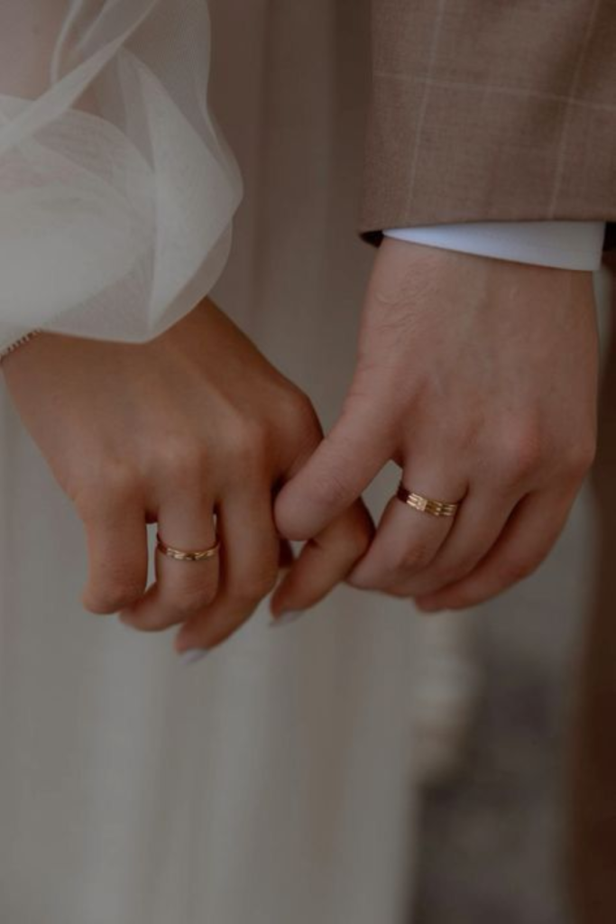 互いの手を握り、輝くリングに誓う永遠の愛。この瞬間から始まるおふたりの物語を、アネーリ軽井沢が心を込めてプロデュースします。