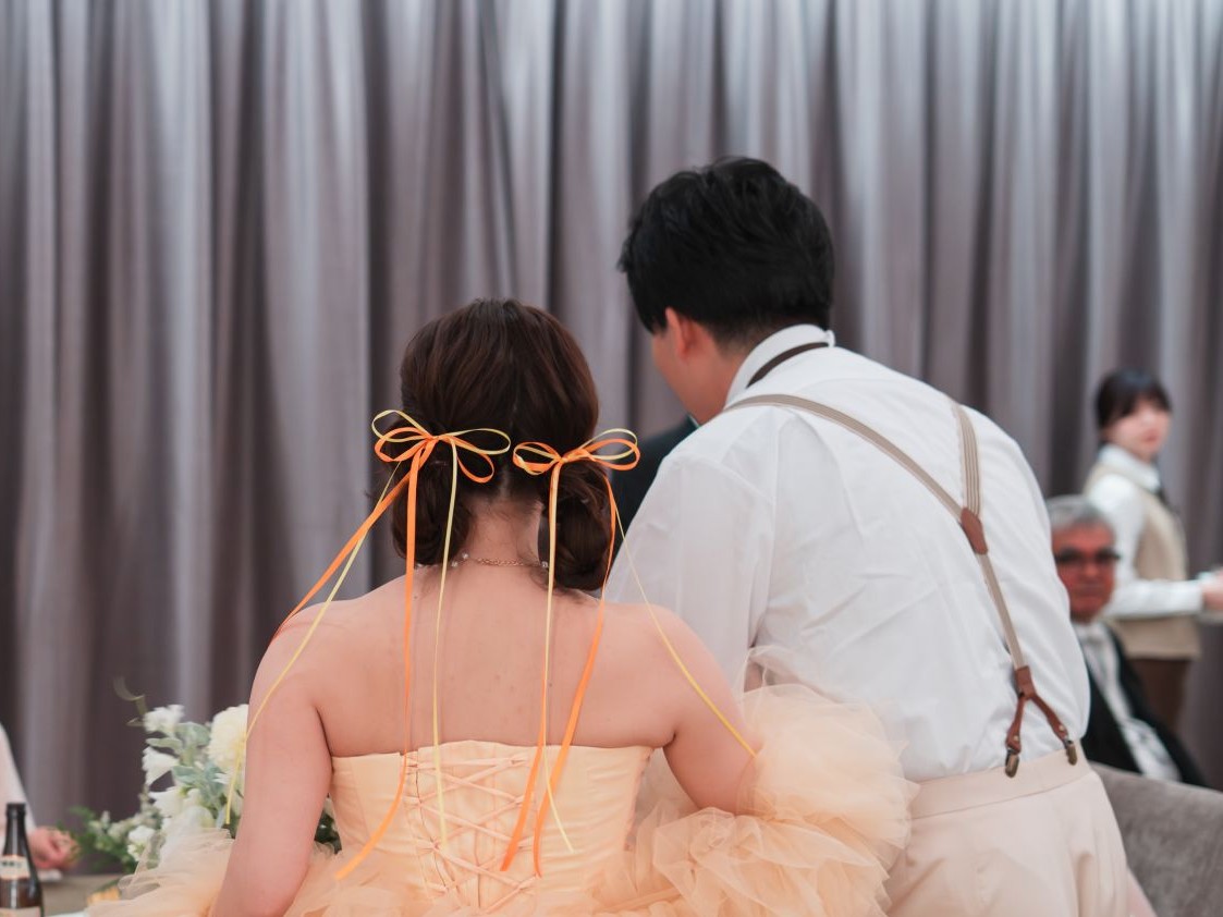 遊び心あふれるオリジナルスタイルも、経験豊富なプロにお任せ。カラードレスに合わせたリボンや個性的なアレンジで、お洒落で自分らしい特別な花嫁姿を叶えます。