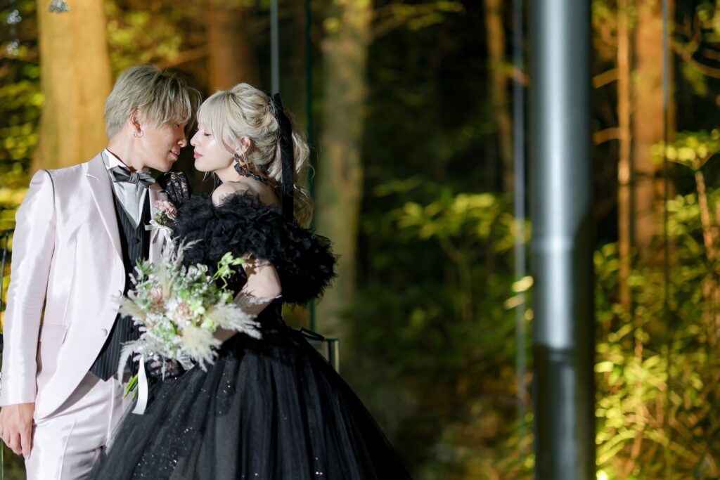 軽井沢の澄んだ夜空の下で迎えるナイトウエディング。キャンドルやイルミネーションが彩る幻想的な時間をお二人とゲストへ。