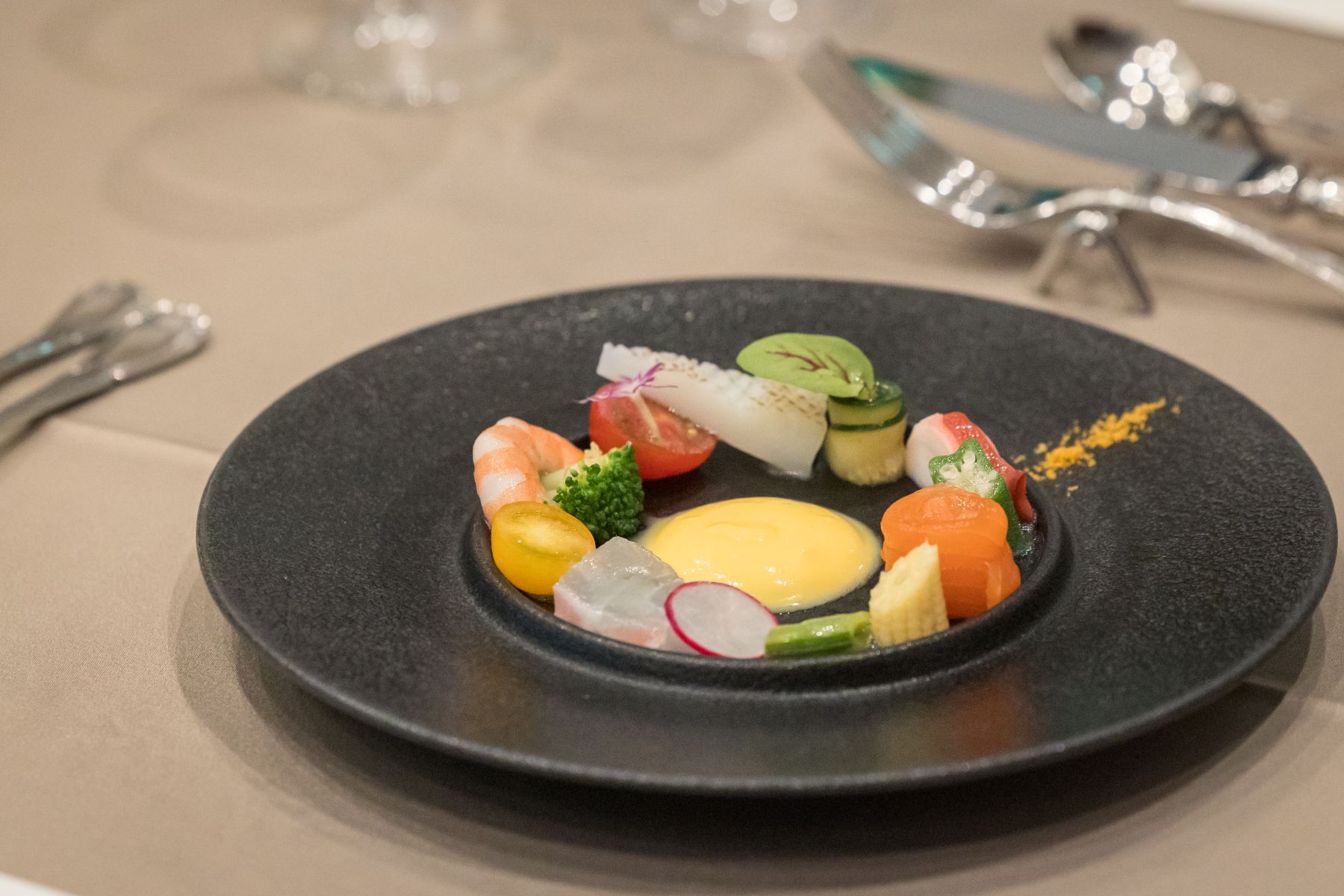 軽井沢の自然が育む旬の恵みを、美しく繊細に盛り付けた至福の一皿。特別な日の始まりを彩る、アネーリ軽井沢こだわりの前菜をご堪能ください。