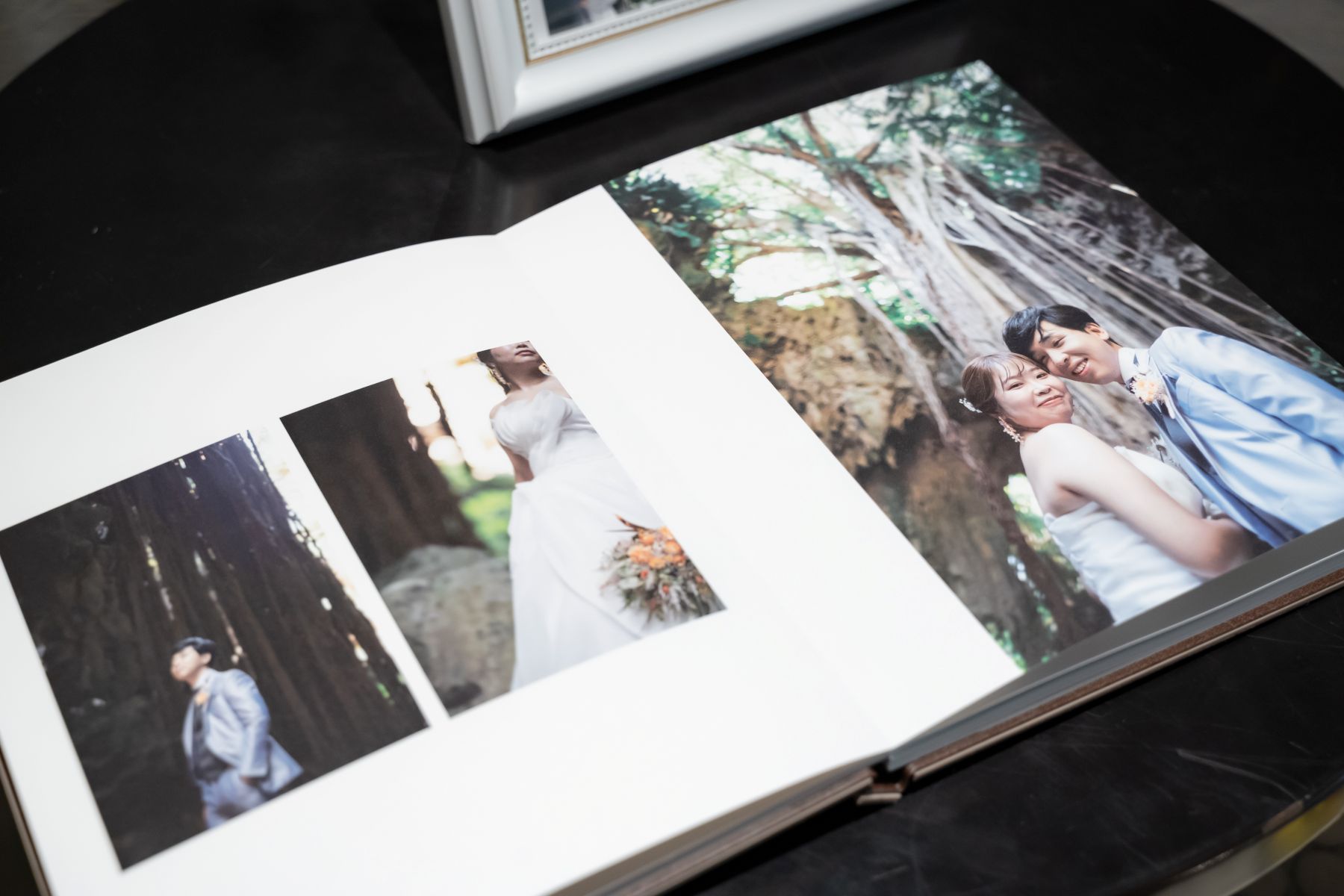 おふたりの思い出を形に残すウェディングアルバム。前撮り写真をプロの技術で美しくレイアウトし、いつまでも色褪せない一冊に。何度でも見返したくなる宝物です。