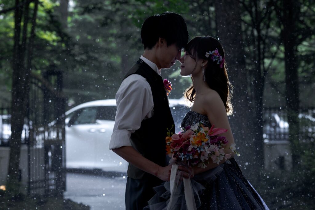 光と影が織りなす幻想的なナイトフォト。木漏れ日が雨粒にきらめき、昼間とは違う神秘的な美しさに。軽井沢の静寂な森が、お二人の特別なムードを演出します。