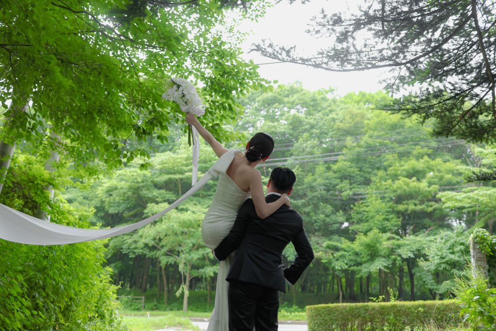自然体で笑顔が苦手な方も安心。軽井沢の豊かな緑が、お二人の幸せな瞬間をドラマティックに演出します。後ろ姿や全身ショットで、特別な日の感動を美しく残せます。