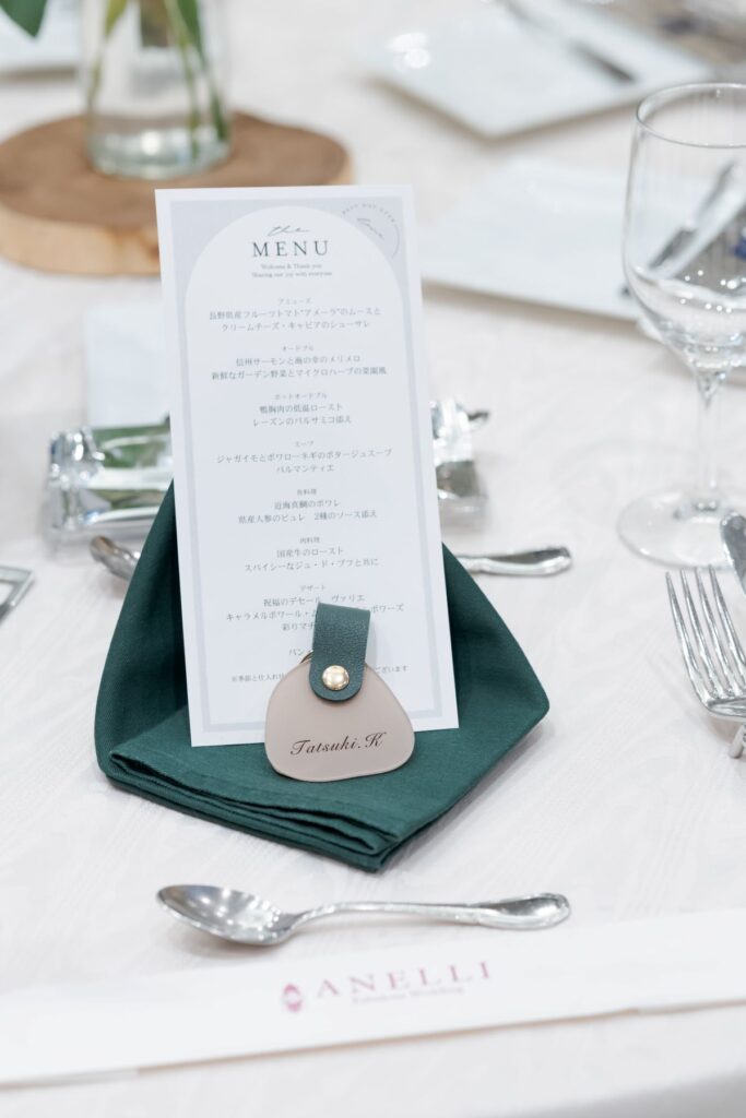 ゲストへのおもてなしの心は、花嫁DIYの席札に込めて。信州産食材のメニューと、洗練されたテーブルコーディネートで上質な結婚式を。アネーリ軽井沢で叶えましょう。