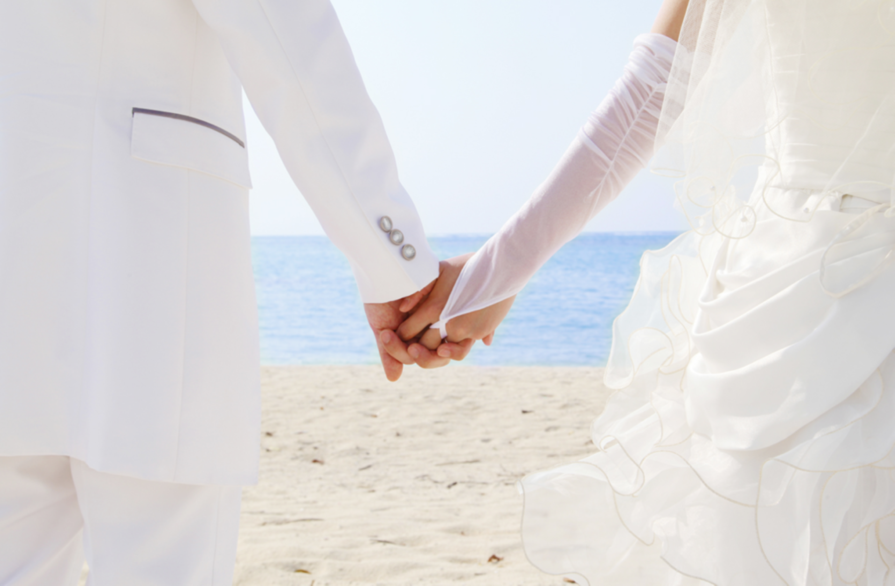 世界の結婚式からヒントを得て、自分らしい理想のスタイルを実現。ビーチのような開放感も、森の厳粛さも、アネーリ軽井沢の貸切邸宅で自由なウェディングを叶えよう。