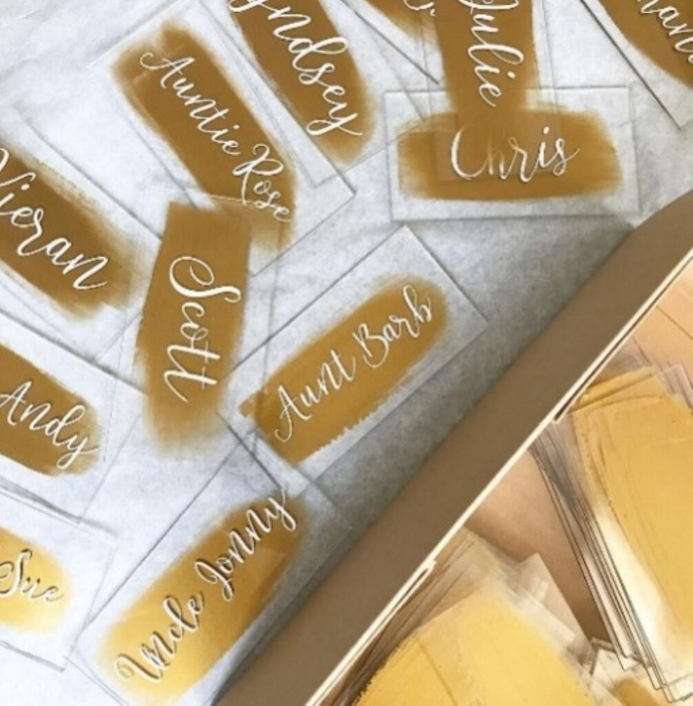 モダンで洗練された「アクリル」や「天然石」の席札も人気。透明な素材にカリグラフィーフォントで印字するだけで、テーブルコーディネートが一気に格上げされます。上質な素材選びで、大人のウェディングを演出します。