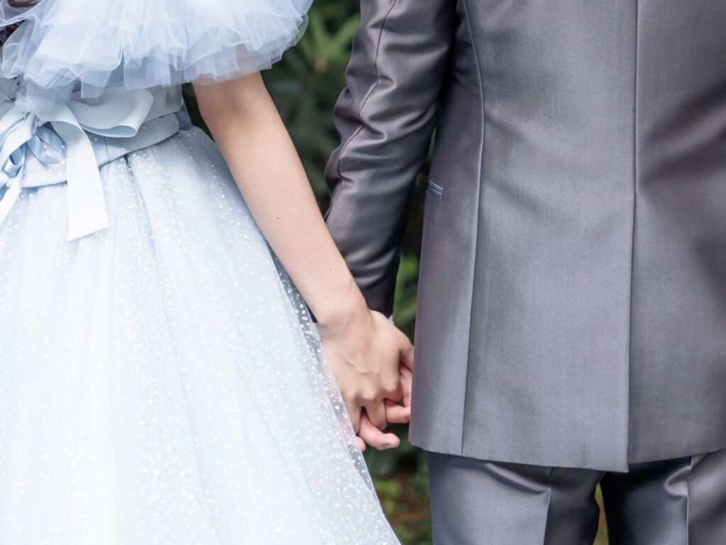 軽井沢の豊かな緑の中で。この手は、永遠の愛と未来への誓い。特別な一日をアネーリ軽井沢で叶える理想のウェディング。