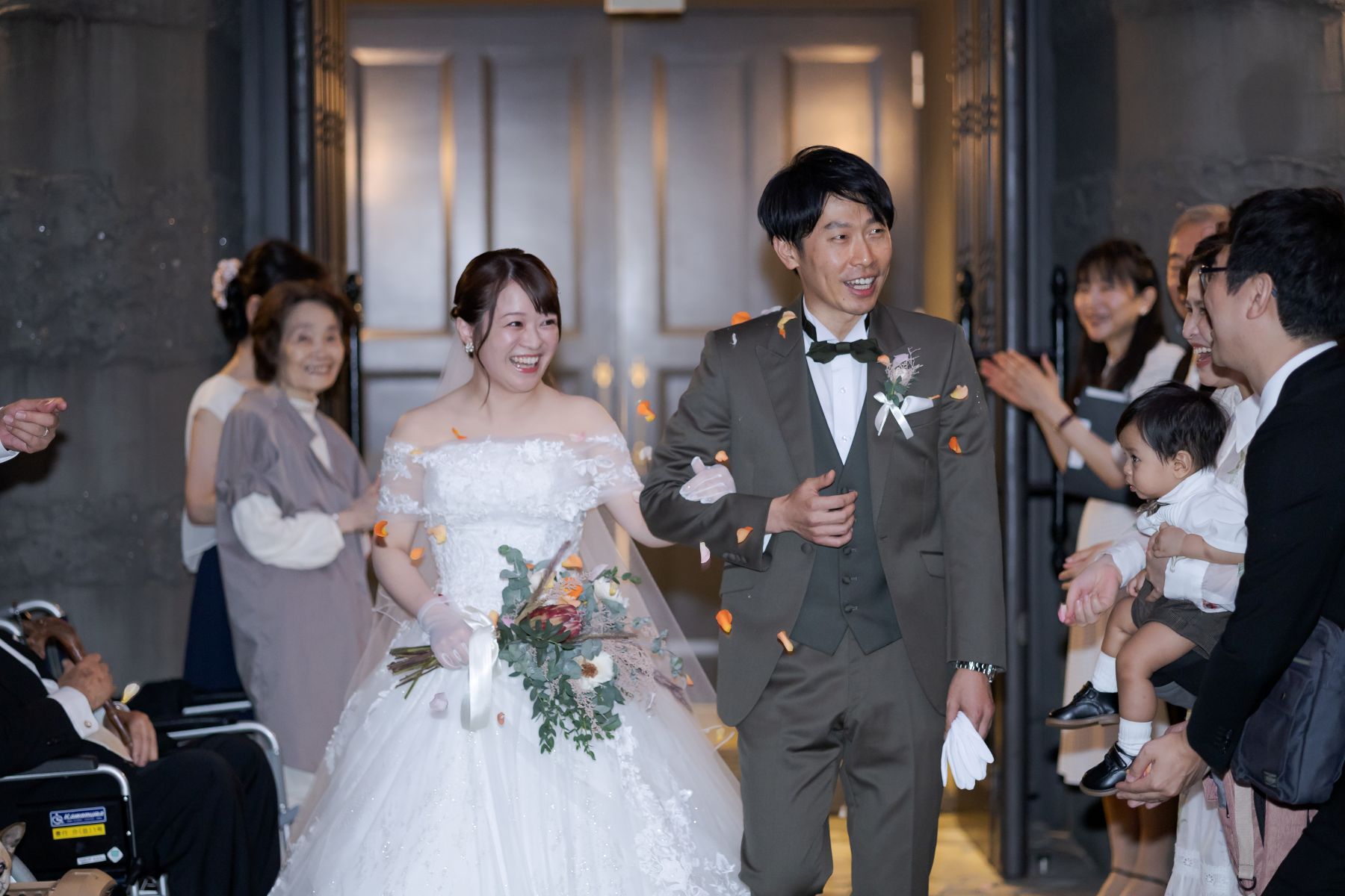 アネーリ軽井沢で叶える、憧れの感動シーン。ゲストからの祝福が降り注ぐ華やかなアフターセレモニー。温かい笑顔と幸せな空気に満ちたこの瞬間を、かけがえのない思い出に。