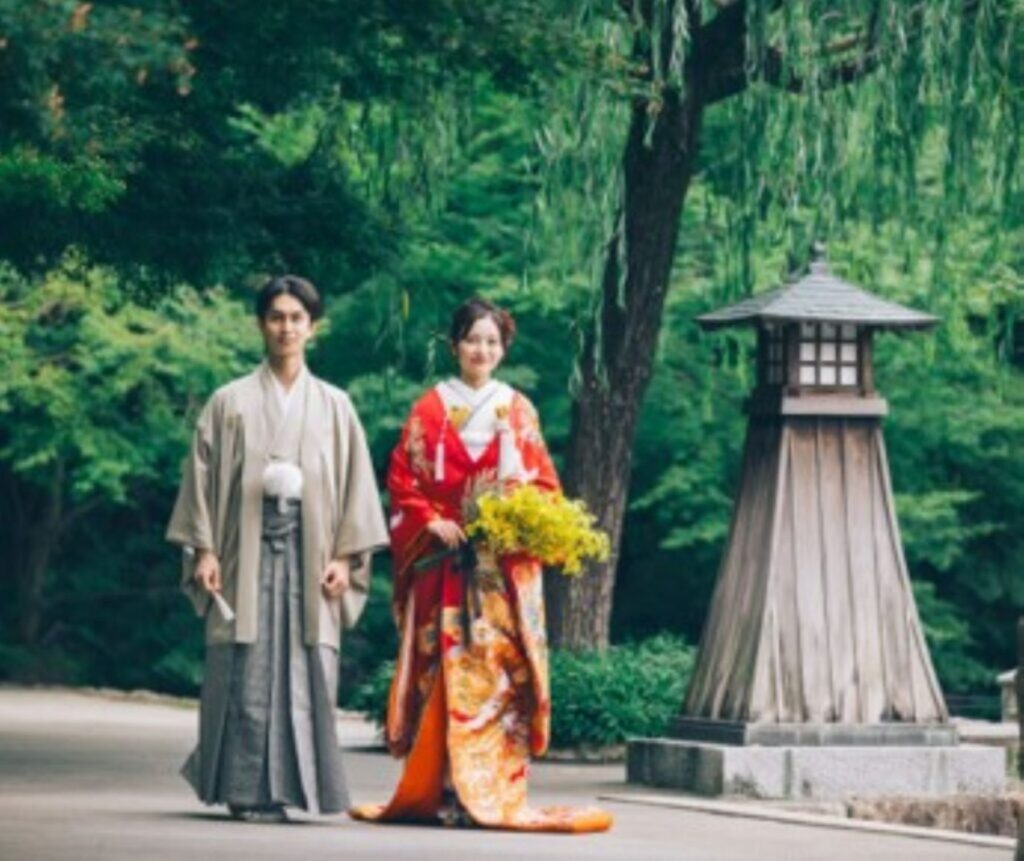 洋装も和装も叶う軽井沢ウェディング。色打掛での和装前撮りやロケーションフォトは、リゾートの緑に映え、特別な思い出に。ドレスと和装、どちらも楽しめます。