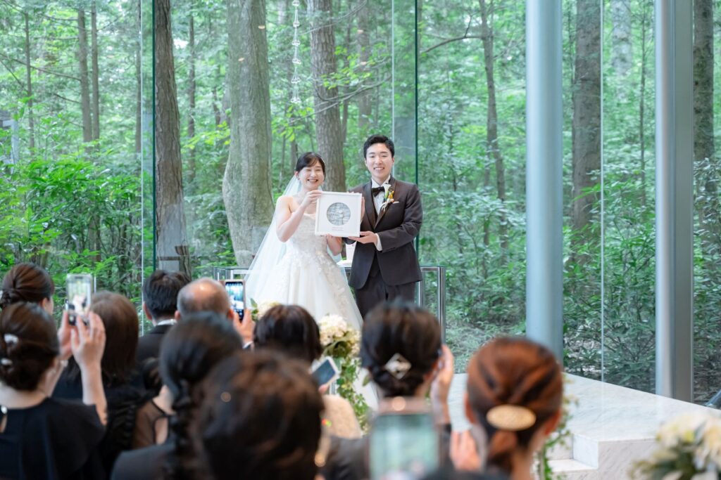 樹齢150年の森と一体になる軽井沢チャペル。全面ガラス張りの空間で、人前式ならではの誓いをゲストと交わす瞬間は感動的。自然と光に包まれた特別なウェディングを。
