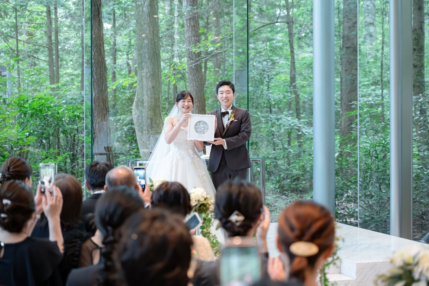樹齢150年の森と一体になる軽井沢チャペル。全面ガラス張りの空間で、人前式ならではの誓いをゲストと交わす瞬間は感動的。自然と光に包まれた特別なウェディングを。