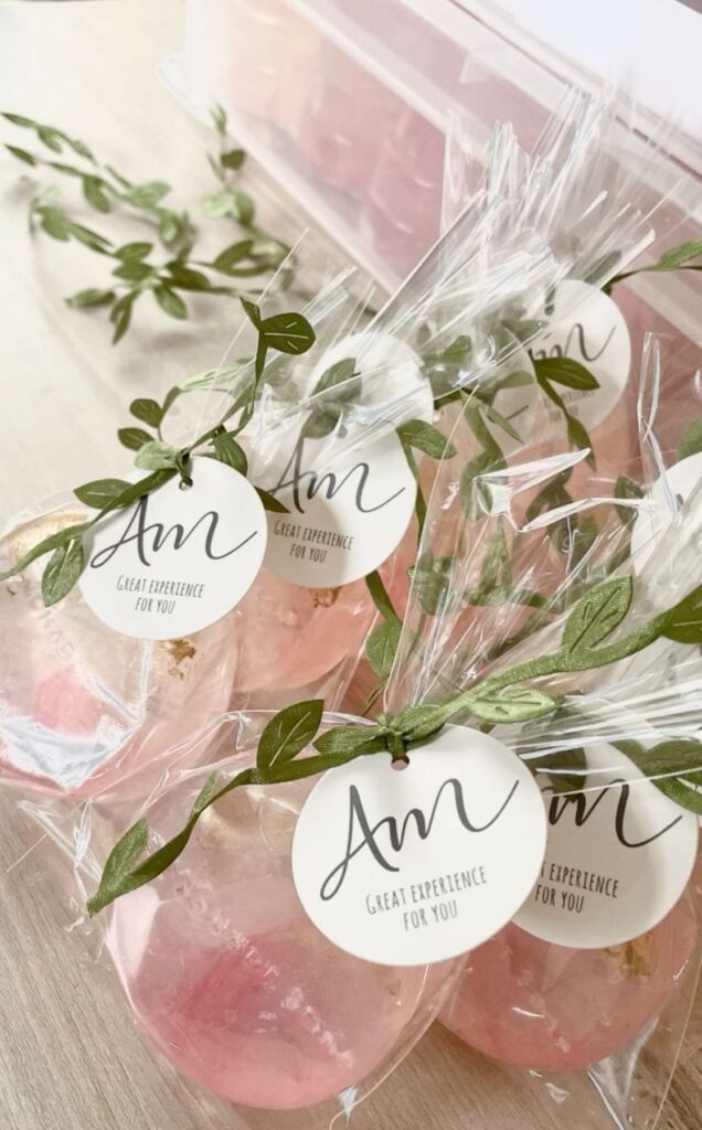 ドライフラワーやハーブを練り込んだボタニカル石鹸に、クラフト紙のネームタグを結びます。ナチュラルな風合いは軽井沢の会場に最適です。石鹸であれば、形や色、香りを自由にカスタムできるため、おふたりの想いを細部にまで表現できます。