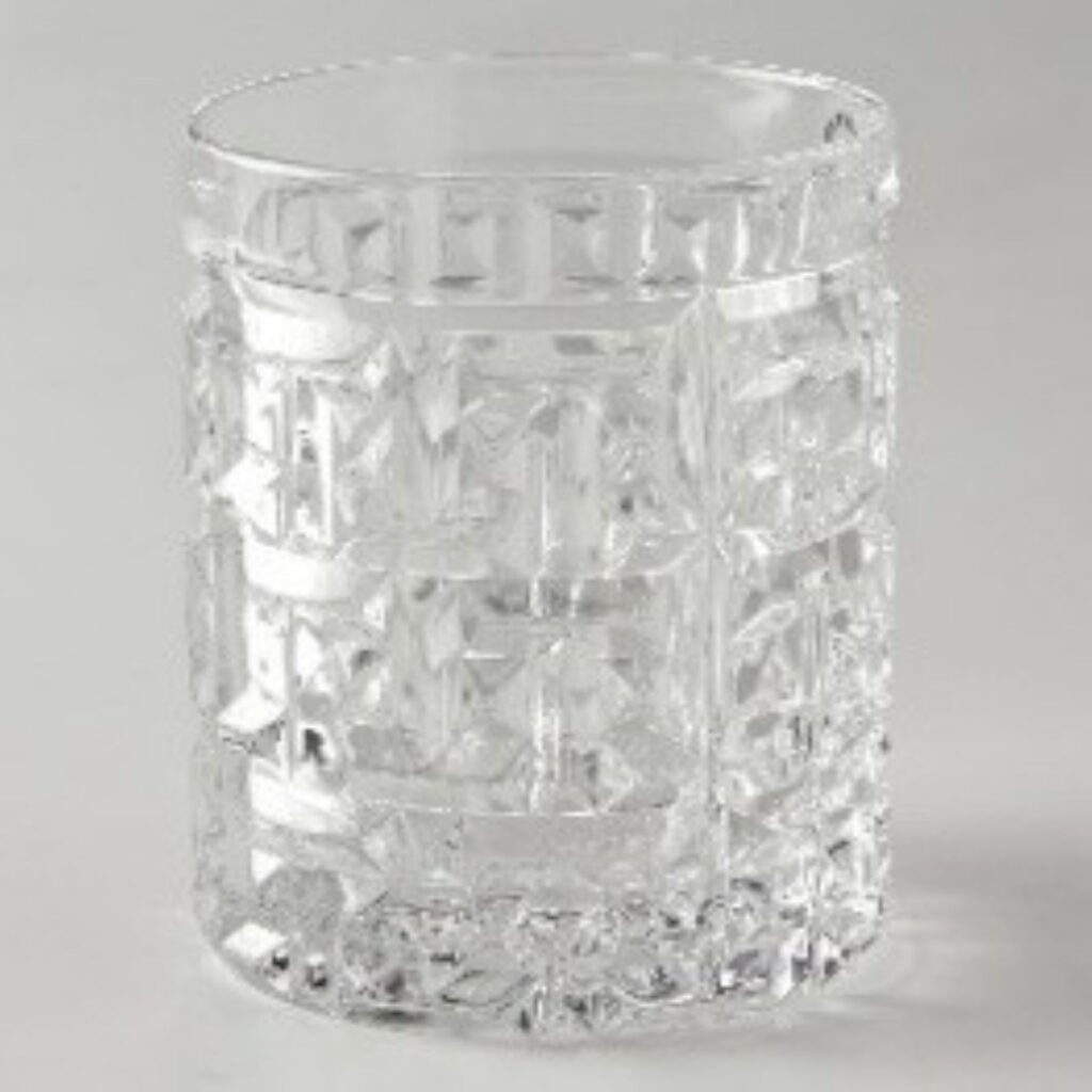 日常使いしやすい「タンブラー」や「ロックグラス」は、実用性を重視するゲストに大人気。価格帯別に、ハイエンドなクリスタルから食洗器対応の高機能グラスまで、贈り分けの幅も広がります。