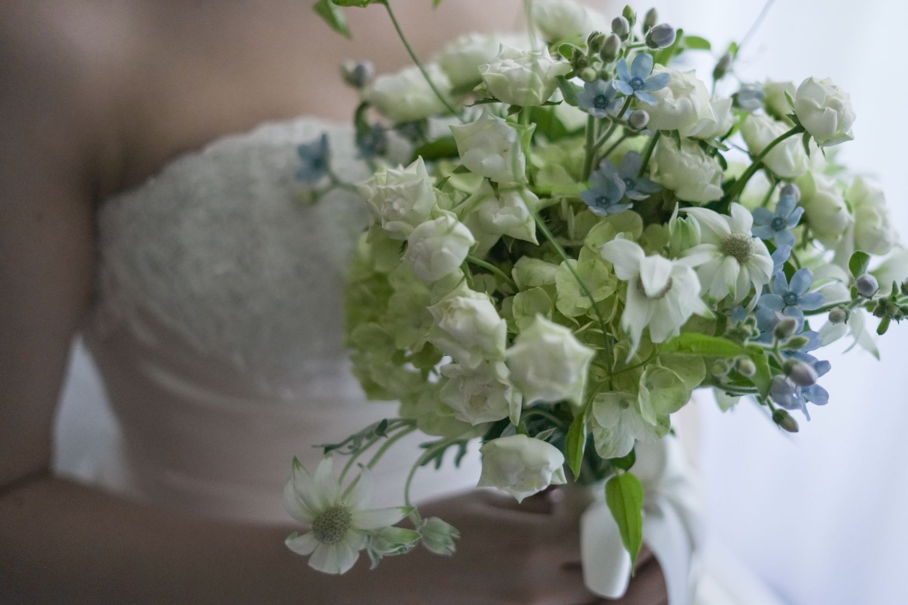 可憐で上品なウェディングブーケ。白のバラや紫陽花に、サムシングブルーを思わせる小花を添えて。花嫁の純粋な美しさを引き立てる、軽井沢の自然に調和したブーケ。