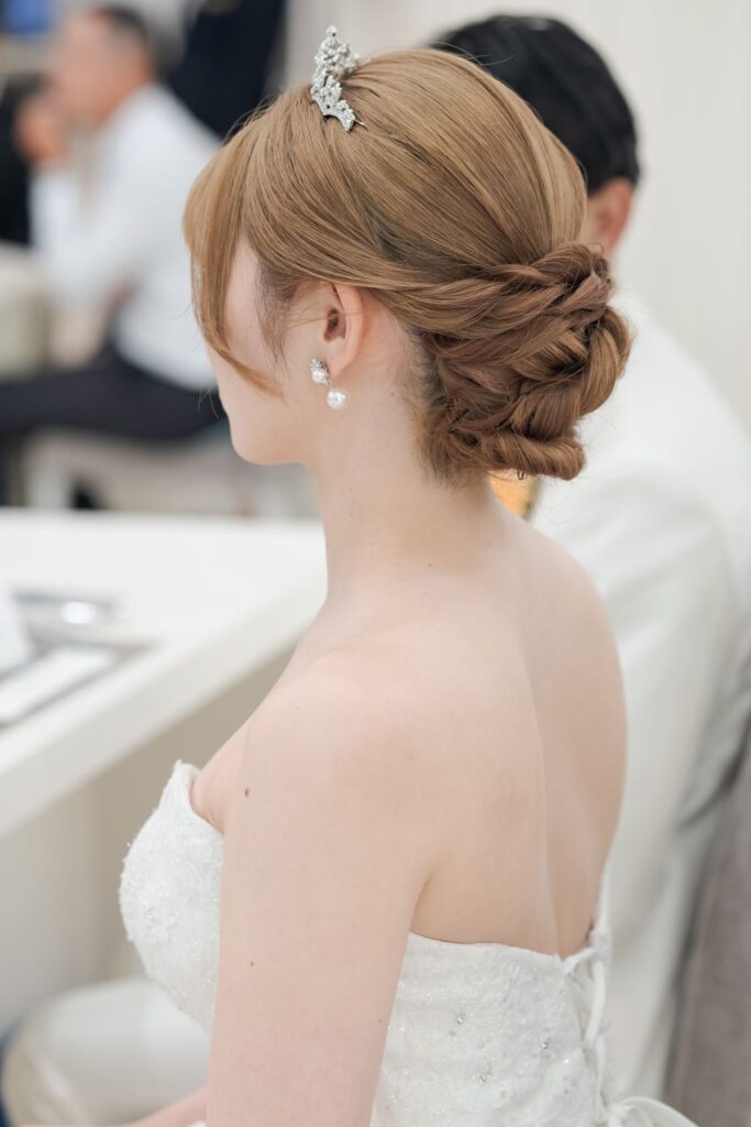 クラシカルなティアラと上品なシニヨンスタイルで、軽井沢の森に映える洗練された花嫁に。ドレスやアクセサリーに合わせたトータルコーディネートをご提案します。