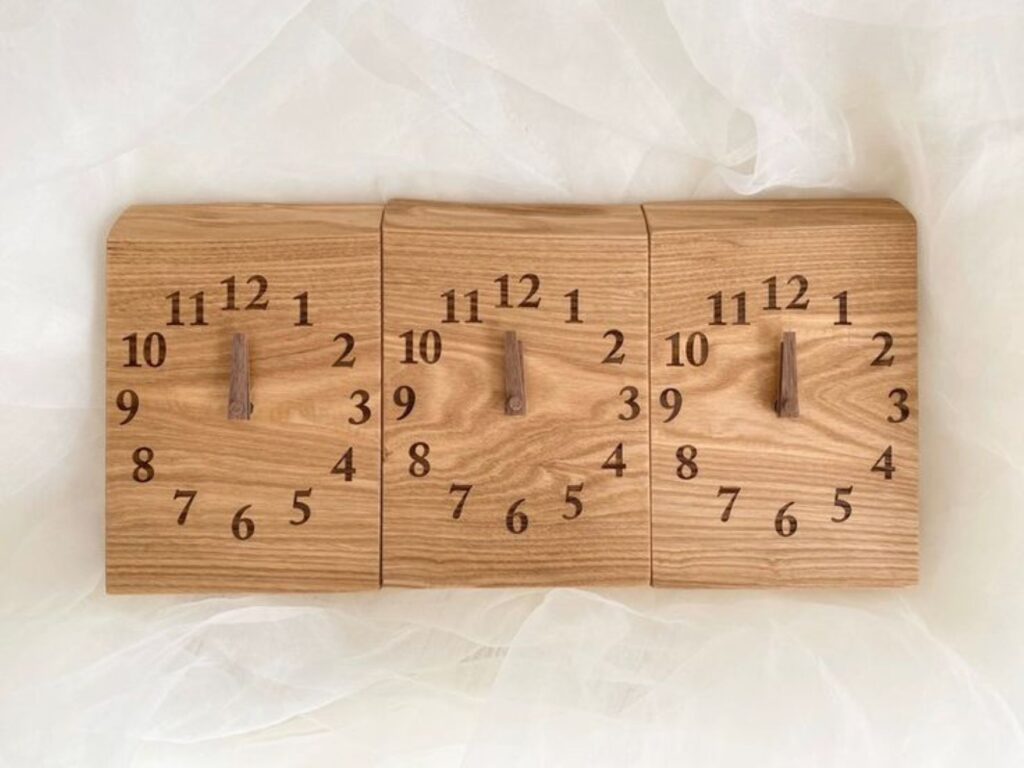 実用的な贈呈品として夫婦箸や三連時計が人気。軽井沢の穏やかな時間を刻む温かい記念品をご提案します。