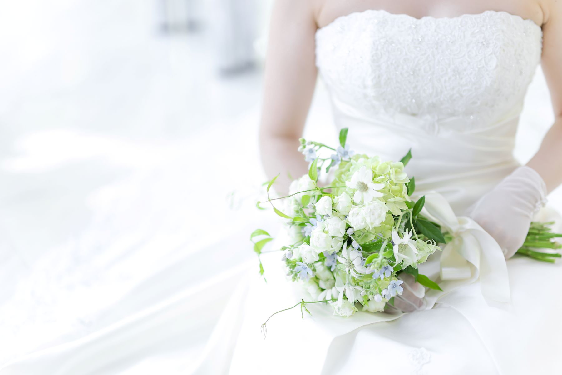 純白のウエディングドレスに映える、ナチュラルなブーケ。軽井沢の自然光が優しく包み込むロケーションで、花嫁の美しさが際立つ結婚式をアネーリ軽井沢で。