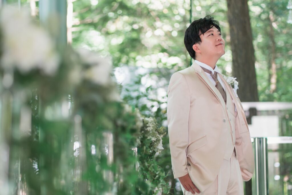 主役は新婦様だけではありません!軽井沢の自然光の中で、タキシード姿をより一層輝かせる新郎様のためのヘアメイクもプロがサポート。特別な一日を自信を持って迎えて。